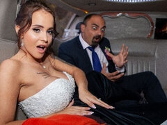 In den arsch, Grosser arsch, Grosse titten, Blasen, Braut, Auto, Hundestellung, Milf