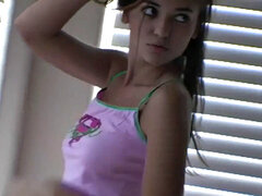 18 ans, Amateur, Brunette brune, Lingerie, Masturbation, Culottes ou slips, Softcore, Adolescente