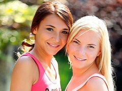 Fingern, Küssen, Lecken, Lingerie, Natürlichen titten, Rasiert, Dürr, Entkleiden