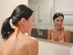 Leie, Grosser arsch, Braunhaarige, Fingern, Milf, Dusche, Solo, Entkleiden