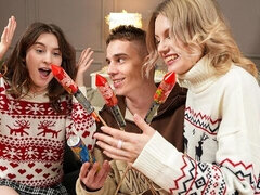 18 años, Culo grande, Verga grande, Estilo perrito, Ffm, Tetas naturales, Adolescente, Tetas