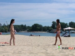Amateur, Plage, Nudiste, Petite femme, Public, Adolescente, Nénés, Voyeur