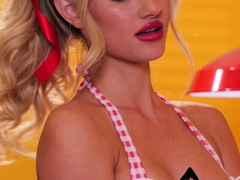 Teen waitress posing naked after hours