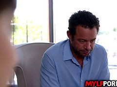 Grosser schwanz, Geile alte tussi, Kehlenfick, Hd, Reif, Milf, Büro, Schreiend