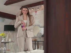 デカパイ, 茶髪の, エロ熟女, 指いじり, なめる, 淫乱熟女, おもちゃ, バイブレーター