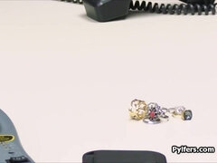 18 jaar, Enthousiasteling, Pijpbeurt, Hardcore, Kantoor, Klein, Tiener, Tieten likken