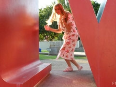 Vuisten, Masseren, Masturbatie, Orgasme, Openbaar, Alleen, Speelgoed, Onder de rok