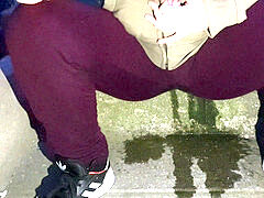 Public pee, pissen, girl wets herself