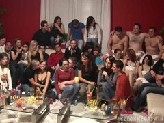 Leie, Braunhaarige, Hundestellung, Gruppe, Orgie, Party, Ablutschen, Jungendliche (18+)