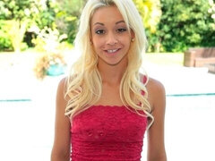Blondine, Hundestellung, Handjob, Masturbation, Rasiert, Dürr, Entkleiden, Jungendliche (18+)
