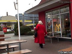 Blondine, Blasen, Kehlenfick, Oma, Riesig, Reif, Milf, Stiefmutter