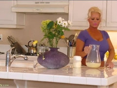 Blondine, Puppe, Jeans, Küche, Höschen, Rasiert, Solo