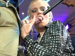 Blondine, Braunhaarige, Kehlenfick, Hd, Interrassisch, Piercing, Strümpfe, Tätowierung