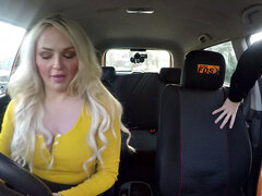 Sucer une bite, Voiture, Tir de sperme, En levrette, Lunettes, Branlette thaïlandaise, Embrassement, Tatouage