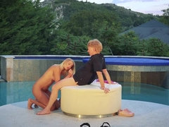 Arschlecken, Bikini, Blondine, Blasen, Küssen, Lecken, Natürlichen titten, Im freien