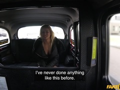 Sucer une bite, Voiture, En levrette, Branlette thaïlandaise, Léchez, De plein air, Pov, Chatte