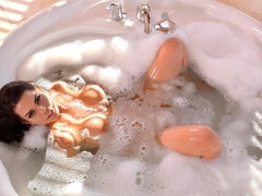 浴室, ぽっちゃり, 黒人, フェラチオ, 手コキする, なめる, 淫乱熟女, パイ刷り