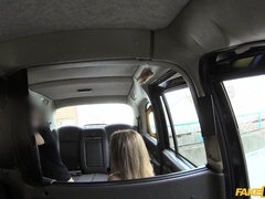 Leie, Blondine, Auto, Lecken, Im freien, Arsch lecken, Rau, Hintern versohlen