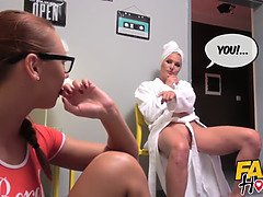 Tetas grandes, Morena, Penetracion con dedos, Lesbiana, Lamidas, Madres para coger, Coño, Trio