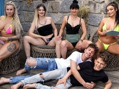 Anaal, Hondjeshouding, Groep, Rijpe lesbienne, Feest, Openbaar, Zuigen, Speelgoed