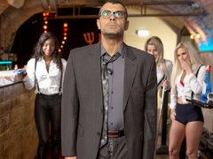 Grote kont, Grote mammen, Vingeren, Zoenen, Likken, Masturbatie, Geschoren, Mager