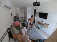 Achter de coulissen, Grote kont, Grote lul, Masturbatie, Moeder, Stiefmoeder, Trio