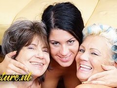 Enthousiasteling, Rondborstig, Vingeren, Omie, Hd, Rijpe lesbienne, Kut duiken, Trio