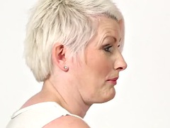 Grosse bite, Britannique, Homme nu et filles habillées, Suçant