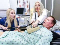 Grote kont, Grote lul, Blond, Pijpbeurt, 1 man 2 vrouwen, Natuurlijke tieten, Tiener, Tieten likken