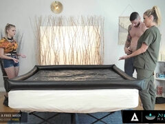 Grosse titten, Blasen, Lecken, Milf, Öl, Jungendliche (18+), Flotter dreier, Titten