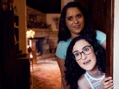 Dormitorio, Penetracion con dedos, Besar, Lamidas, Lencería, Afeitado, Estriptis, Tetas