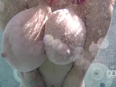 アナル, デカ尻, ビキニ, イギリス人, 巨乳な, プール, オマンコ, タトゥー