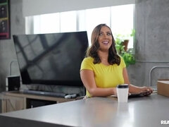 Grosse titten, Braunhaarige, Hd, Lesbisch, Strapon, Tätowierung