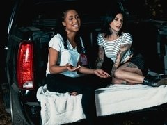 Grote kont, Vingeren, Lesbisch, Likken, Buiten, Kut duiken, Tatoeage, Tiener