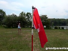 Geschnappt, Geile alte tussi, Spermaladung, Reif, Milf, Im freien, Tätowierung, Flotter dreier