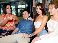 Culo, Mamada, Estilo perrito, Grupo, Lamidas, Tetas naturales, Público, Tabú