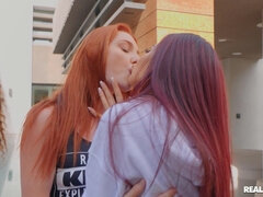 Dormitorio, Rubia, Morena, Lesbiana, Perforación, Pelirrojo, Nalgadas, Tetas