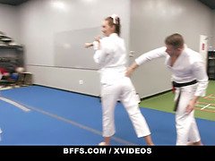 Grosse bite, Sucer une bite, Tir de sperme, Hd, Fête, Pov, Adolescente, Plan cul à trois