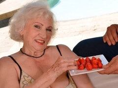 デカパイ, ブロンド, フェラチオ, カワイイ, 手コキする, なめる, 熟年, オマンコ