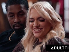 Blonde, Éjaculer dans la bouche, Queue, 2 femmes 1 homme, Interracial, Réalité, Rugueux, Plan cul à trois