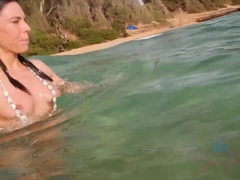 Bikini, Sucer une bite, Brunette brune, Nue, De plein air, Petite femme, Public, Mouillée