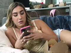 アメリカ人, デカ尻, デカチン, ブロンド, フェラチオ, ズームショット, 手コキする, 異人種間