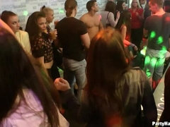 Blonde, Brunette brune, En levrette, Femelle, Branlette thaïlandaise, Hard, Fête, Echangistes