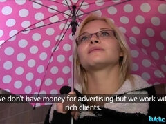 Amateur, Mamada, Estilo perrito, Penetracion con dedos, Gafas, Pov, Público, Coño