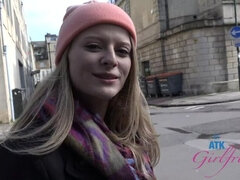 Blonde, Doigter, Petite amie, Petite femme, Pov, Public, Voyeur, Mouillée