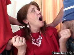 Blasen, Geile alte tussi, Kehlenfick, Reif, Mutti, Büro, Stiefmutter, Flotter dreier