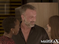 Grosse titten, Schwanz, Schwarz, Küssen, Natürlichen titten, Realität, Rasiert, Flotter dreier