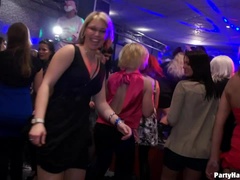 Enthousiasteling, Naakte man aangeklede vrouw, Aangekleed, Dansen, Hondjeshouding, Feest, Kousen, Swinger