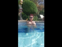 Amateur, Masturbation, Maman, Piscine, Public, Rousse roux, Solo, Gicler