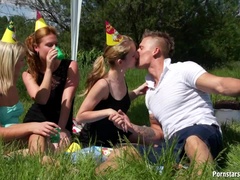Vestidas, Comida, Casero, Lesbiana, Orgía, Al aire libre, Fiesta, Intercambio de parejas
